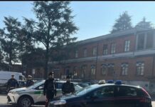 Uomo minaccia di gettarsi da un tetto a Luino, salvato dai Carabinieri