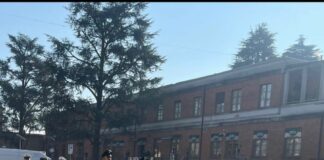 Uomo minaccia di gettarsi da un tetto a Luino, salvato dai Carabinieri