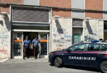 Armato di coltello rapina due supermercati, 22enne arrestato a Roma