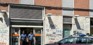 Armato di coltello rapina due supermercati, 22enne arrestato a Roma