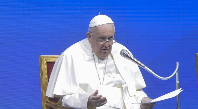 Papa “Ridurre le spese militari in favore di bisogni umanitari”