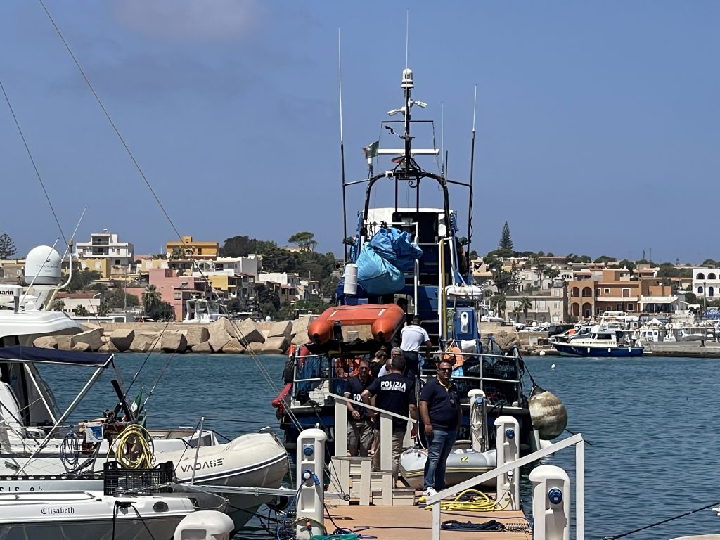 A Lampedusa ispezione di Questura e Capitaneria su nave seawatch A Lampedusa ispezione di Questura e Capitaneria su nave seawatch