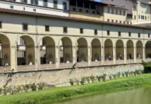 Imbrattate le colonne del Corridoio Vasariano a Firenze