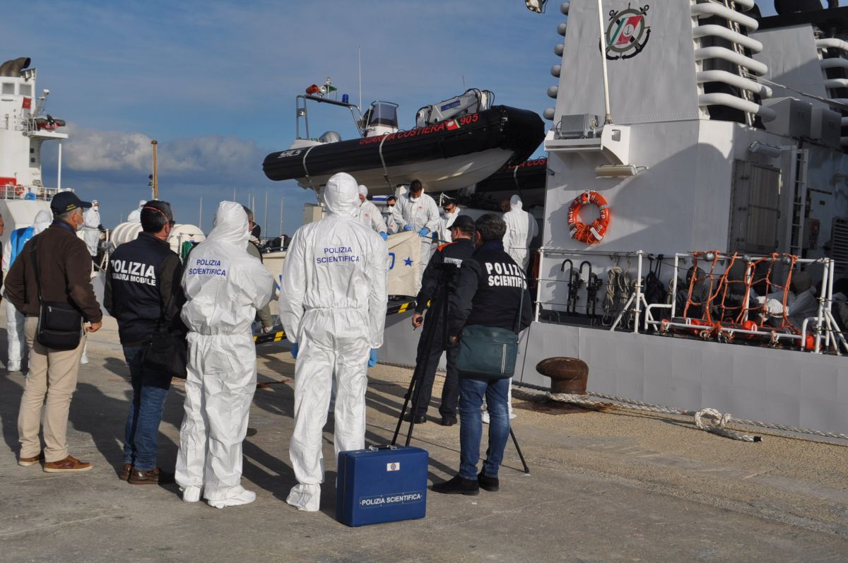 Sbarco di 37 migranti a Pozzallo, denunciati tre presunti scafisti Sbarco di 37 migranti a Pozzallo, denunciati tre presunti scafisti