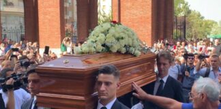A Milano l’ultimo saluto a Toto Cutugno tra applausi e le note de “L’Italiano”