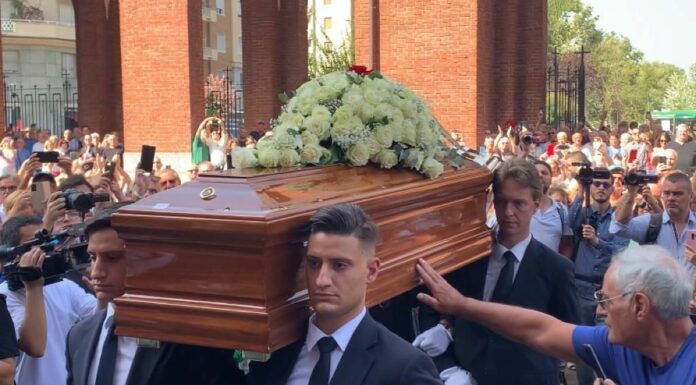 A Milano l’ultimo saluto a Toto Cutugno tra applausi e le note de “L’Italiano”