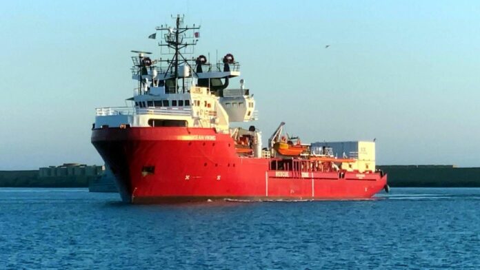 La nave Ocean Viking con 180 migranti a bordo e sbarcata a Porto Empedocle