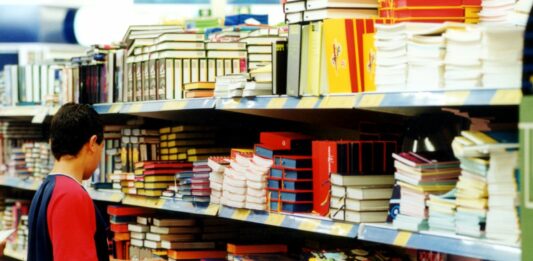 Anno scolastico alle porte, rincari per le famiglie: fino a 1200 euro tra zaini e libri