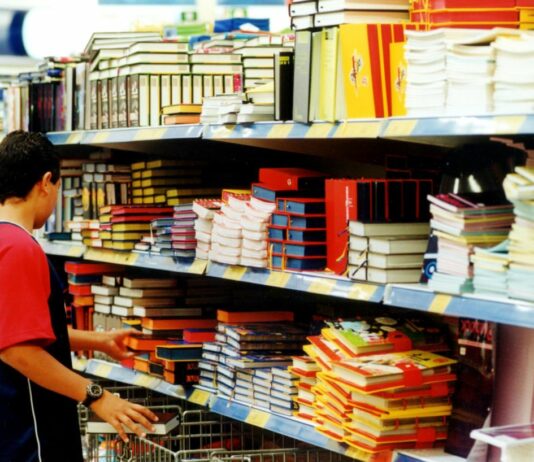Anno scolastico alle porte, rincari per le famiglie: fino a 1200 euro tra zaini e libri