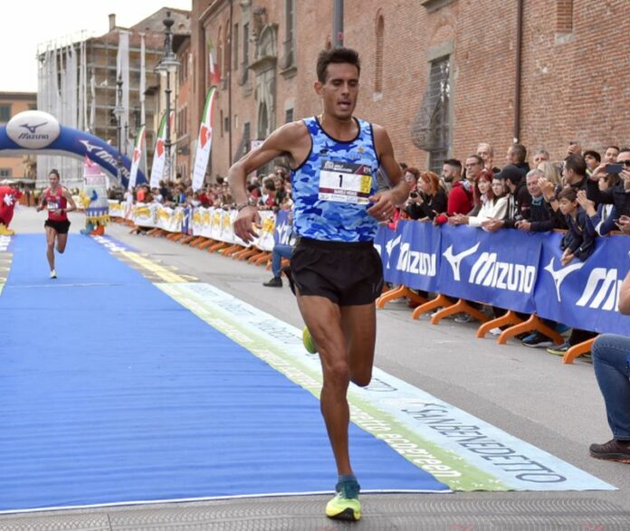 Pisa Half Marathon 2022 con atleti e atlete nazionali che si sfidano in questa gara.