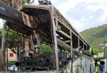Autista bus privato sfonda cancello comune Pozzuoli e incendia mezzo