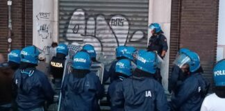 Milano, la Polizia sgombera uno stabile in via Esterle