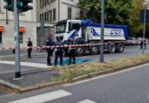 Milano, ciclista 28enne travolta da un camion in Porta Romana