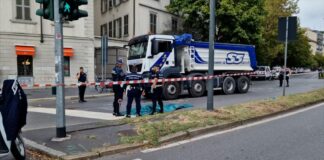 Ciclista 28enne travolta da un camion in Porta Romana a Milano