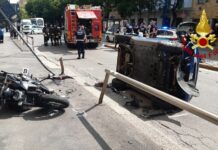 Auto si ribalta e abbattte palo, coinvolta una ciclista. E’ grave
