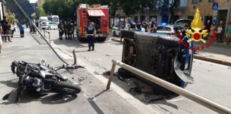 Auto si ribalta e abbattte palo, coinvolta una ciclista. E’ grave