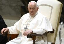 Il Papa benedice la statua della Madonna del C.S. Esercito