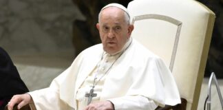 Il Papa benedice la statua della Madonna del C.S. Esercito