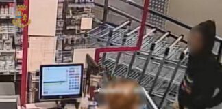 Milano, rapina supermercato. Autore riconosciuto grazie a cicatrice
