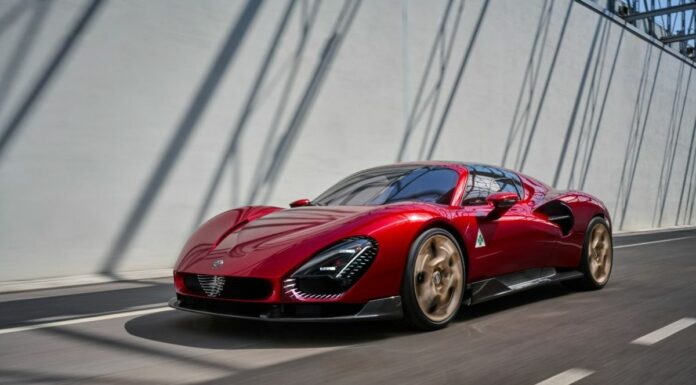 Torna l’Alfa Romeo 33 Stradale, un capolavoro a quattro ruote