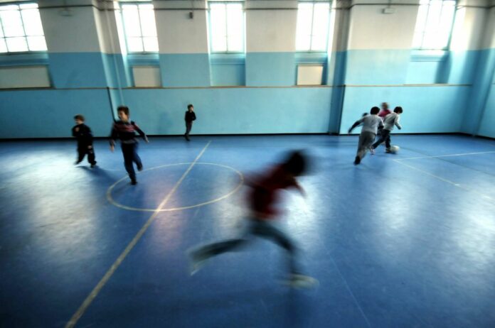 SCUOLA ELEMENTARE LUIGI CADORNA IN VIA DOLCI, APERTA DURANTE LE VACANZE NATALIZIE