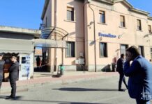 Treno travolge operai nel torinese, 5 morti