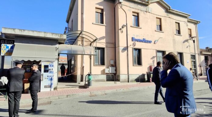 Treno travolge operai nel torinese, 5 morti