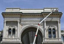 Ripulita la facciata vandalizzata della Galleria di Milano