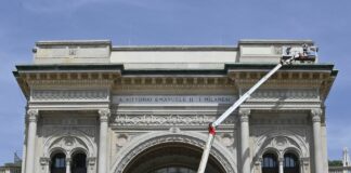 Ripulita la facciata vandalizzata della Galleria di Milano