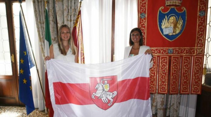 La bandiera storica della Bielorussia a Ca’ Farsetti