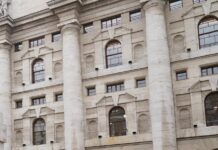 Apertura negativa per Piazza Affari