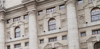 Apertura in calo per Piazza Affari