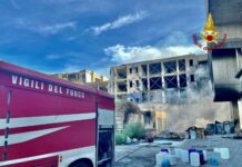 Incendio in un edificio abbandonato e rifugio di senzatetto a Catania