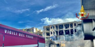 Incendio in un edificio abbandonato e rifugio di senzatetto a Catania