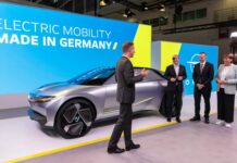 Il Cancelliere tedesco Scholz visita lo stand Opel all’IAA Mobility