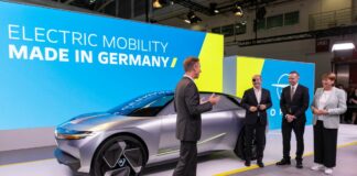 Il Cancelliere tedesco Scholz visita lo stand Opel all’IAA Mobility