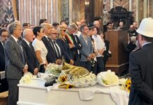 In migliaia in piazza a Napoli per il funerale del musicista Cutolo