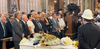 In migliaia in piazza a Napoli per il funerale del musicista Cutolo