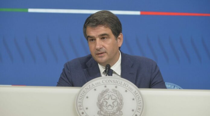 Migranti, Fitto “45 milioni per Lampedusa”