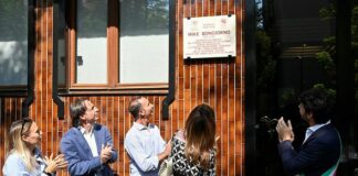 Milano è memoria, una targa per ricordare Mike Bongiorno
