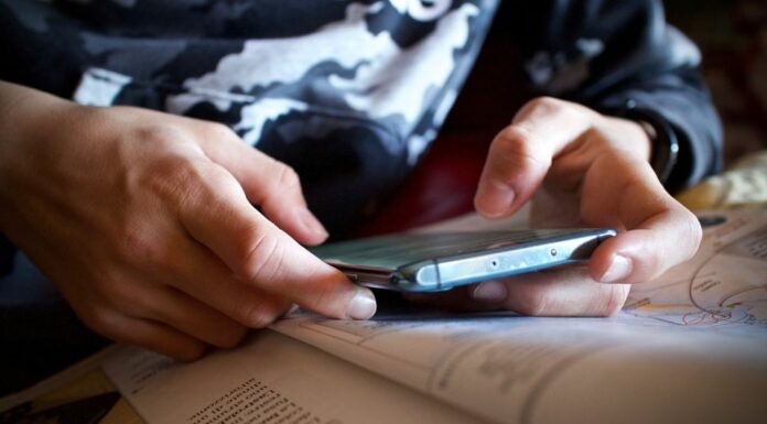 Ricerca Bicocca, l’uso precoce dello smartphone riduce l’apprendimento