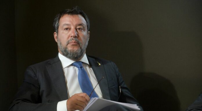 Salvini “Più sanzioni per chi usa il cellulare alla guida”