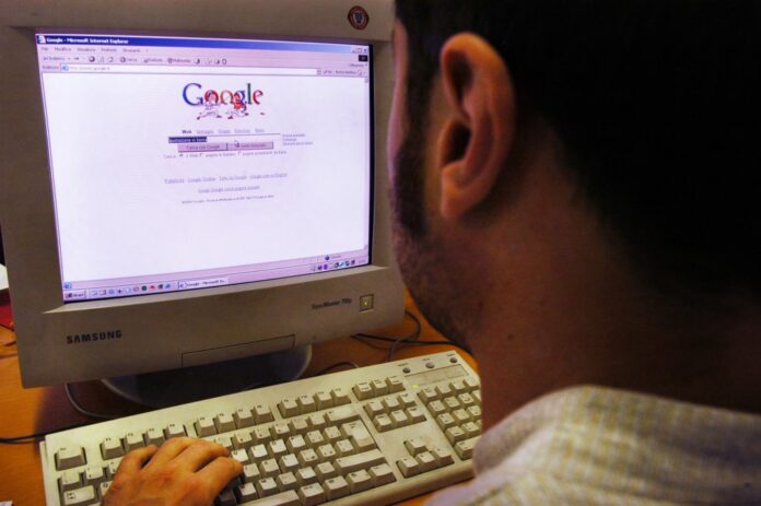 SCHERMATA DI GOOGLE SU PC CON RAGAZZO CHE NAVIGA IN INTERNET