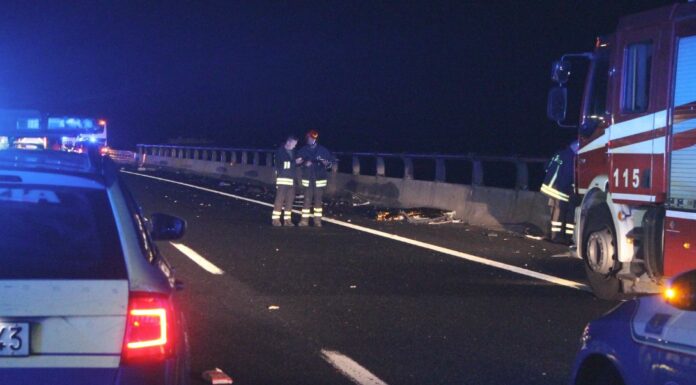 Scontro sull’A1 fra un tir e un bus migranti, 2 morti e 25 feriti