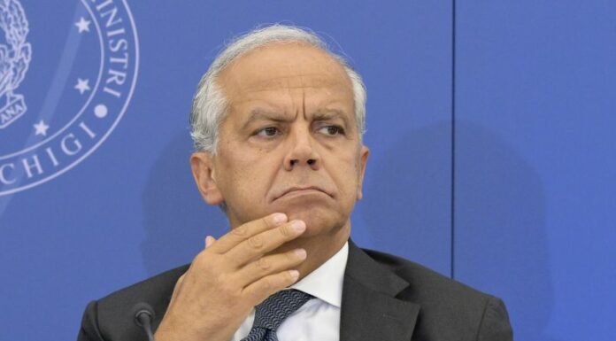 Migranti, colloquio tra Piantedosi e l’omologo francese Darmanin