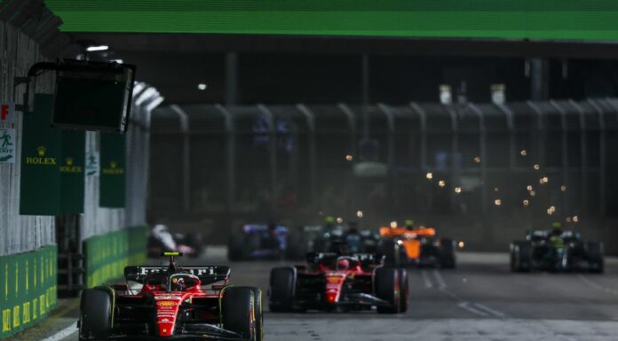 Gioia Ferrari a Singapore, vince Sainz davanti a Norris