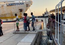 Proseguono i trasferimenti dei migranti tra Lampedusa e Porto Empedocle