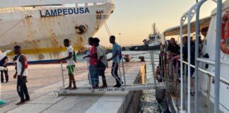 Proseguono i trasferimenti dei migranti tra Lampedusa e Porto Empedocle
