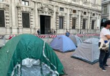 Milano, protesta tende davanti a Palazzo Marino “Qui a oltranza”