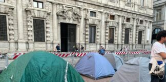 Milano, protesta tende davanti a Palazzo Marino “Qui a oltranza”
